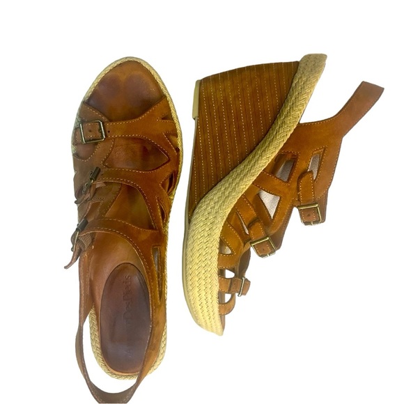 L'Amour Des Pieds
Ignacia Wedge Sandal. Nubuck. - Picture 1 of 10